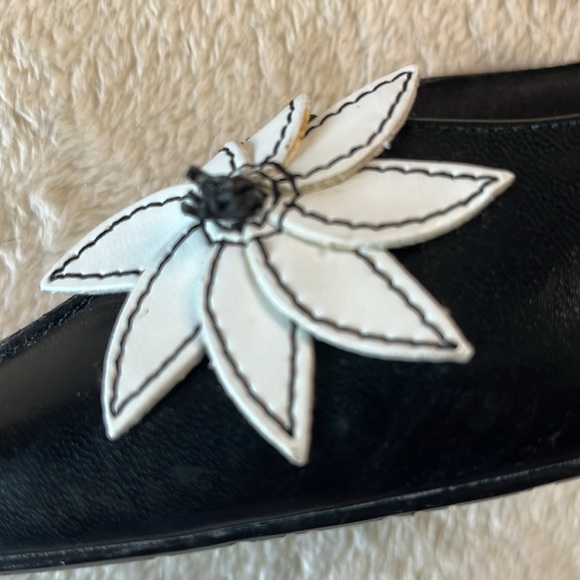 LifeStride black & white vintage flower pointy low heel pumps, flower/tassel - Picture 7 of 7